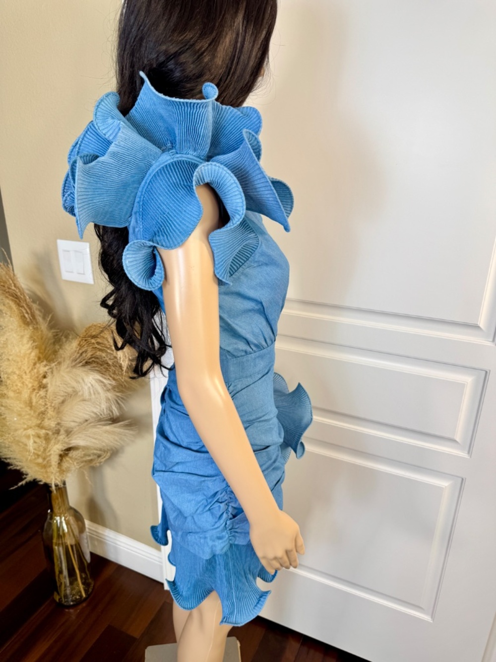 ONE SHOULDER BLUE MINI DRESS WITH RUFFLED HEM AND BIG FLOWER DESIGN - Picture 8 of 12
